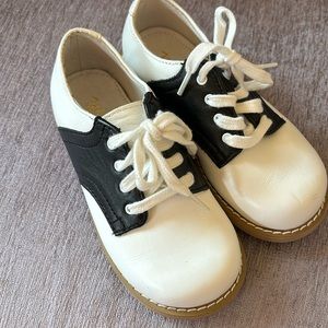 Willet kids saddle shoes size 8.5D like new